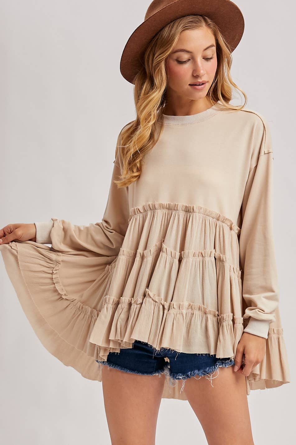 TIERED RUFFLE HEM SWEATSHIRT: OATMEAL / S