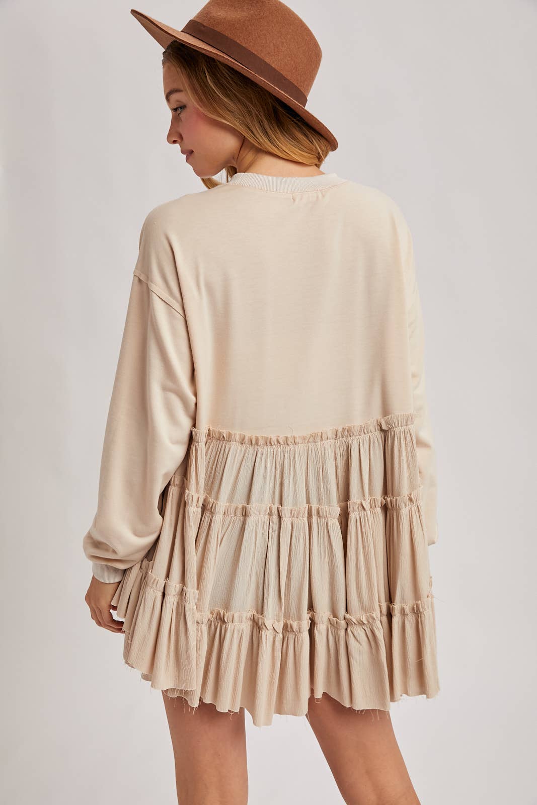 TIERED RUFFLE HEM SWEATSHIRT: OATMEAL / S