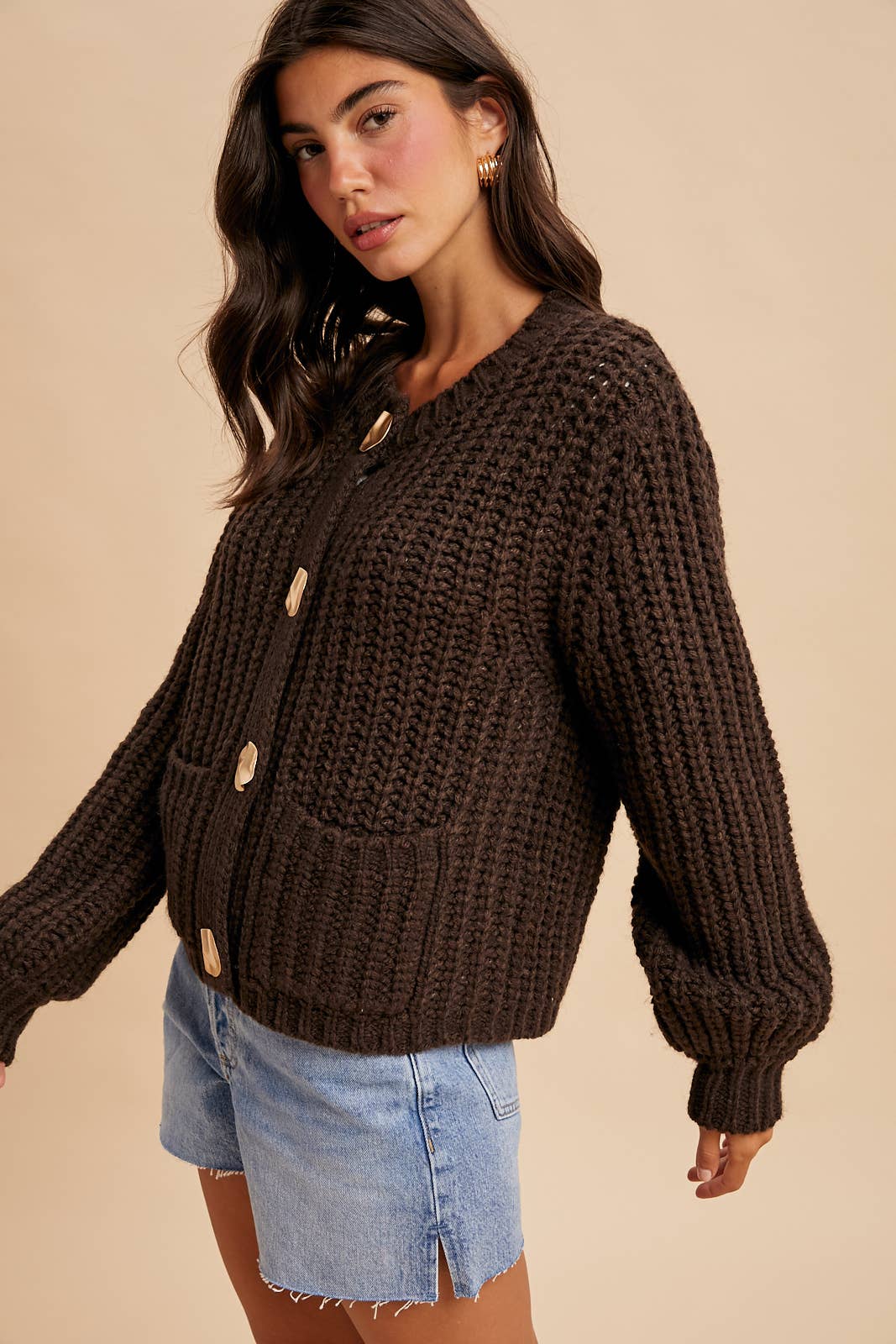 CHUNKY STATEMENT BUTTON CABLE KNIT CARDIGAN: MOCHA MOUSSE / S