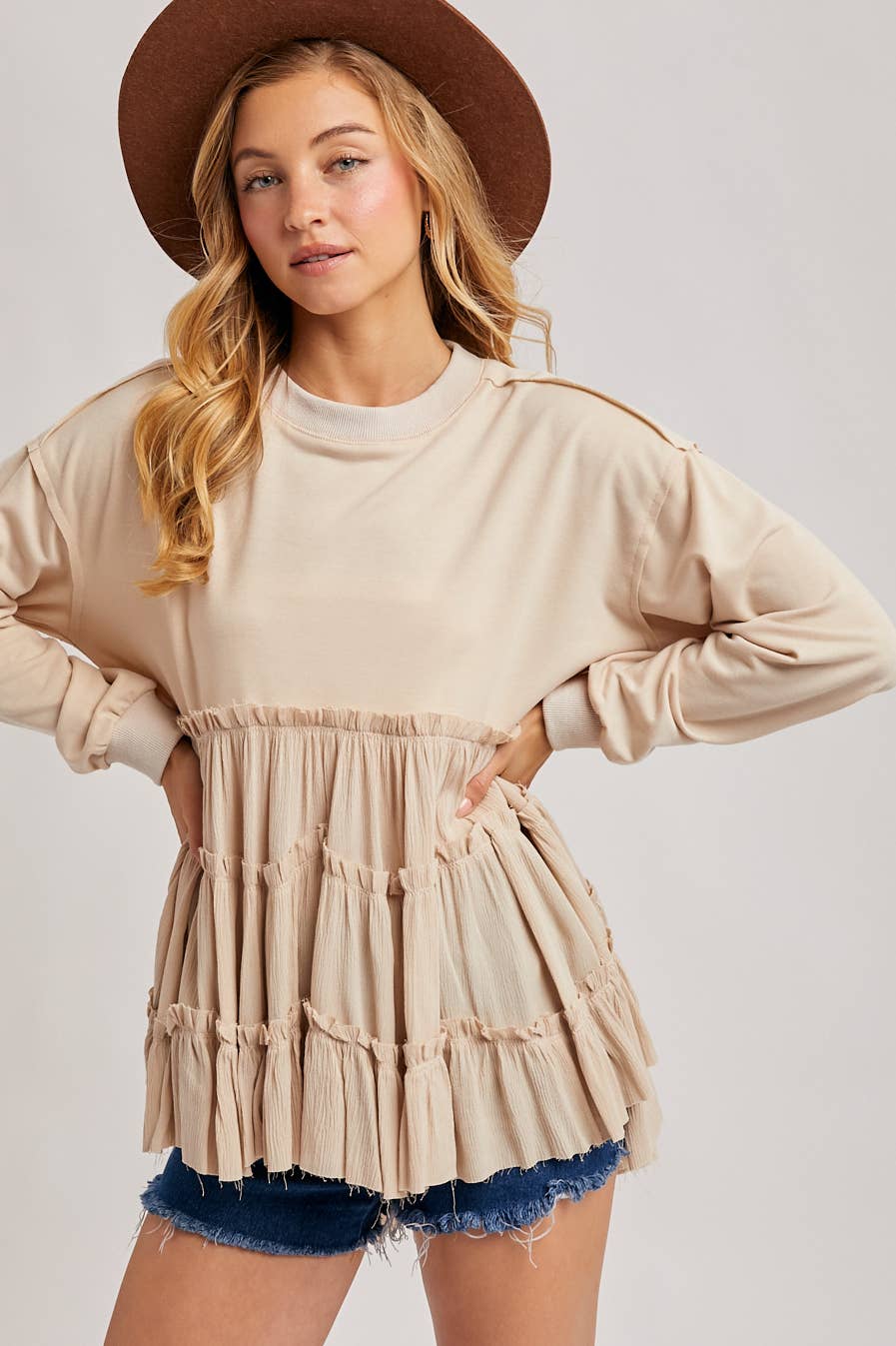 TIERED RUFFLE HEM SWEATSHIRT: OATMEAL / S