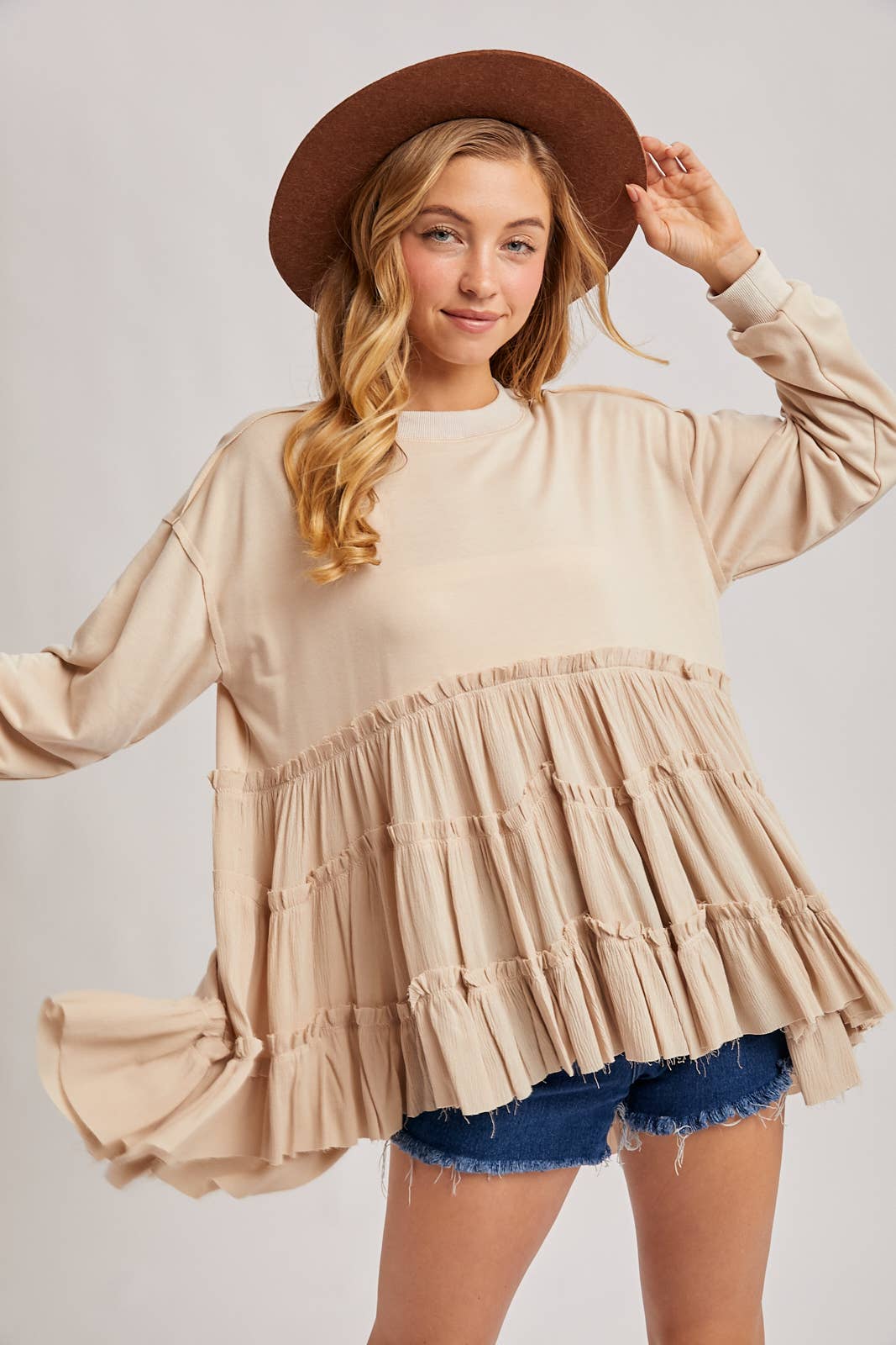 TIERED RUFFLE HEM SWEATSHIRT: OATMEAL / S