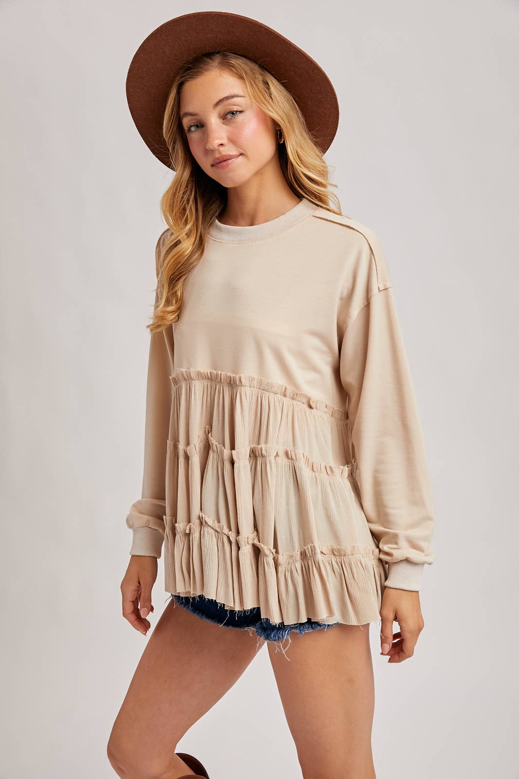 TIERED RUFFLE HEM SWEATSHIRT: OATMEAL / S