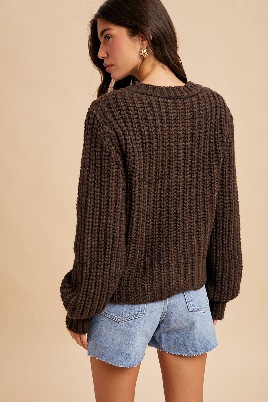 CHUNKY STATEMENT BUTTON CABLE KNIT CARDIGAN: MOCHA MOUSSE / S
