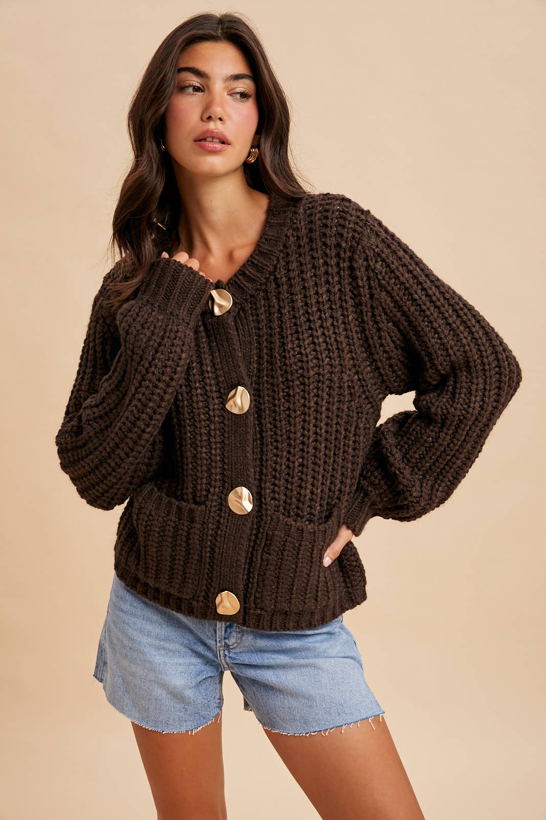 CHUNKY STATEMENT BUTTON CABLE KNIT CARDIGAN: MOCHA MOUSSE / S