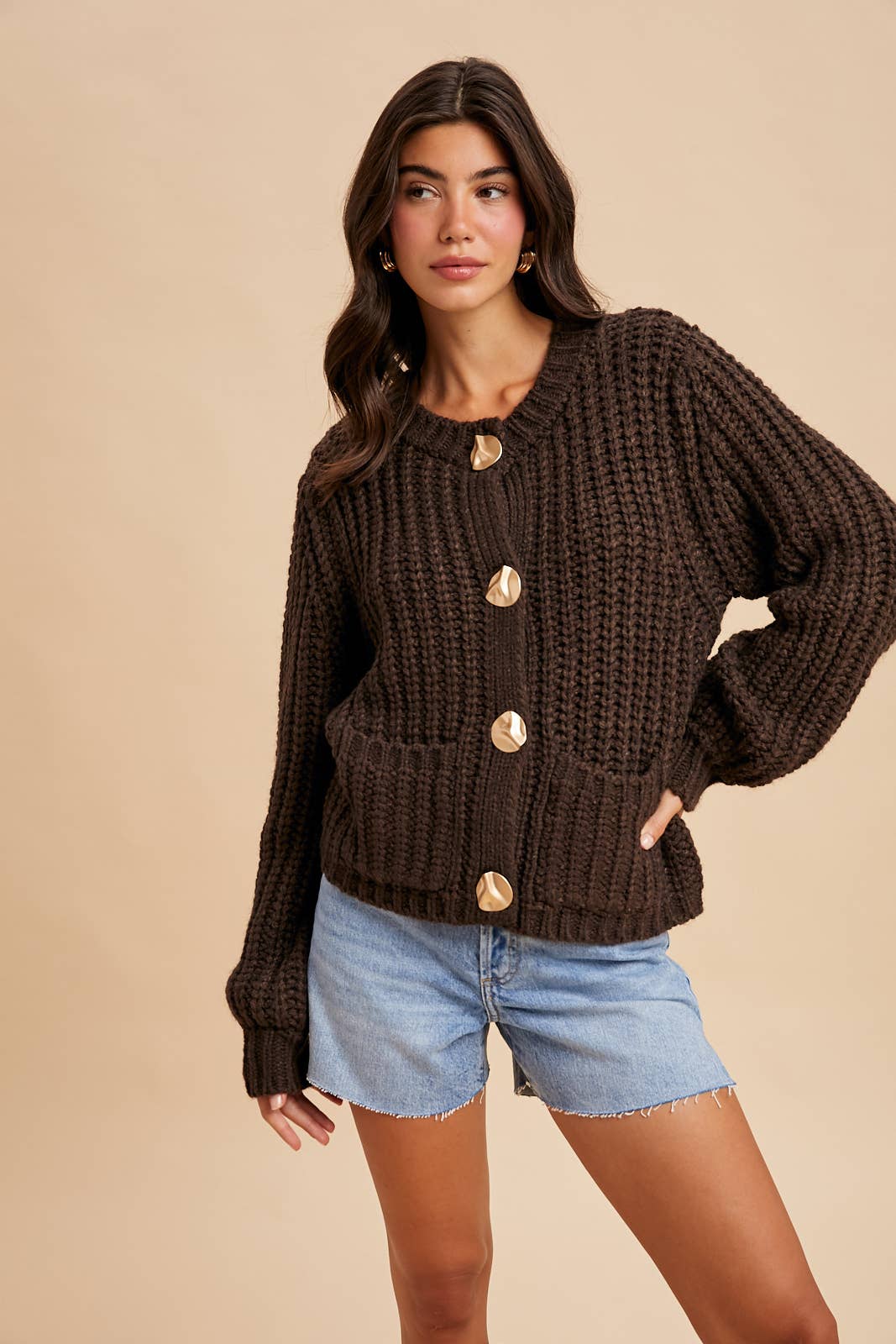 CHUNKY STATEMENT BUTTON CABLE KNIT CARDIGAN: MOCHA MOUSSE / S