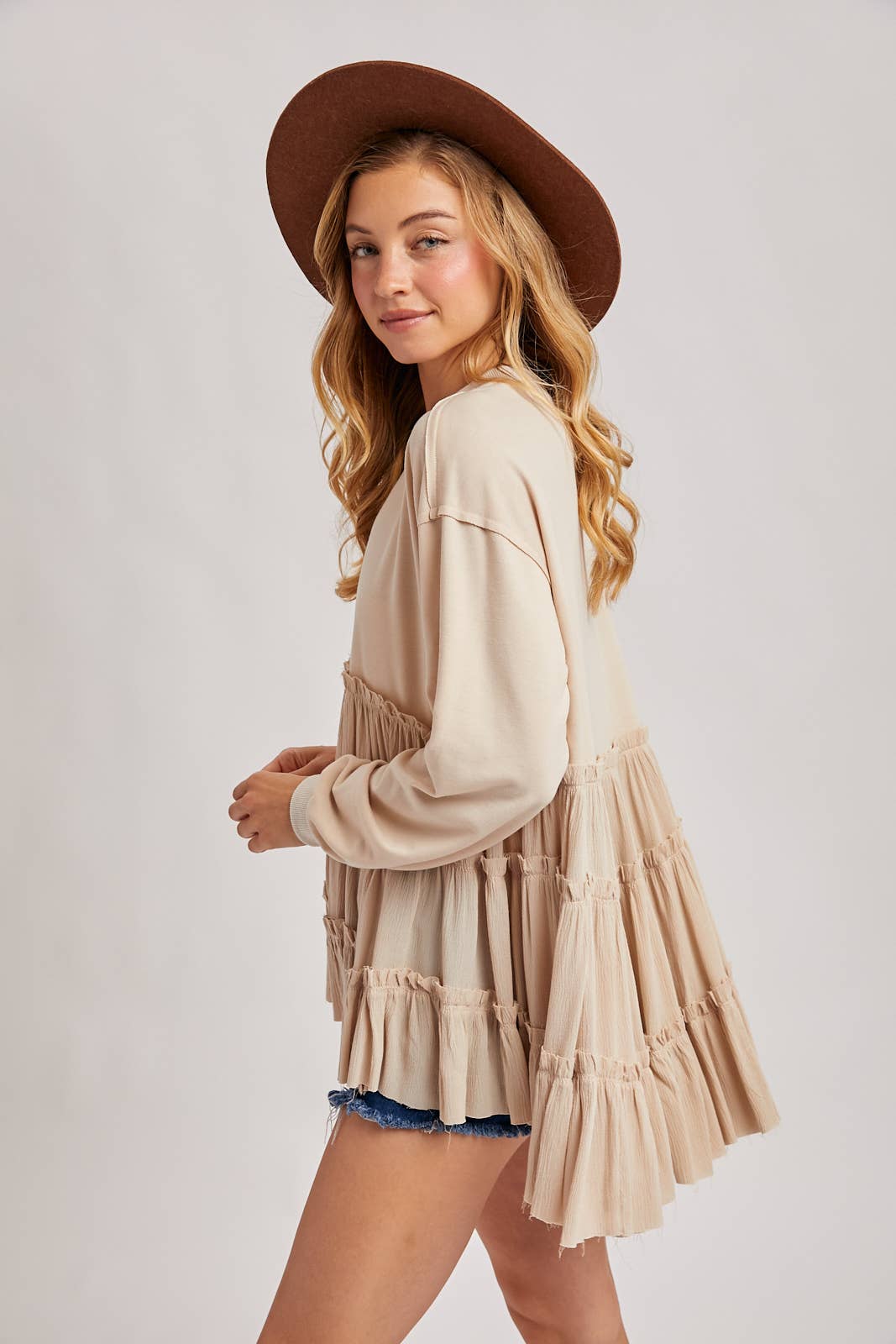 TIERED RUFFLE HEM SWEATSHIRT: OATMEAL / S