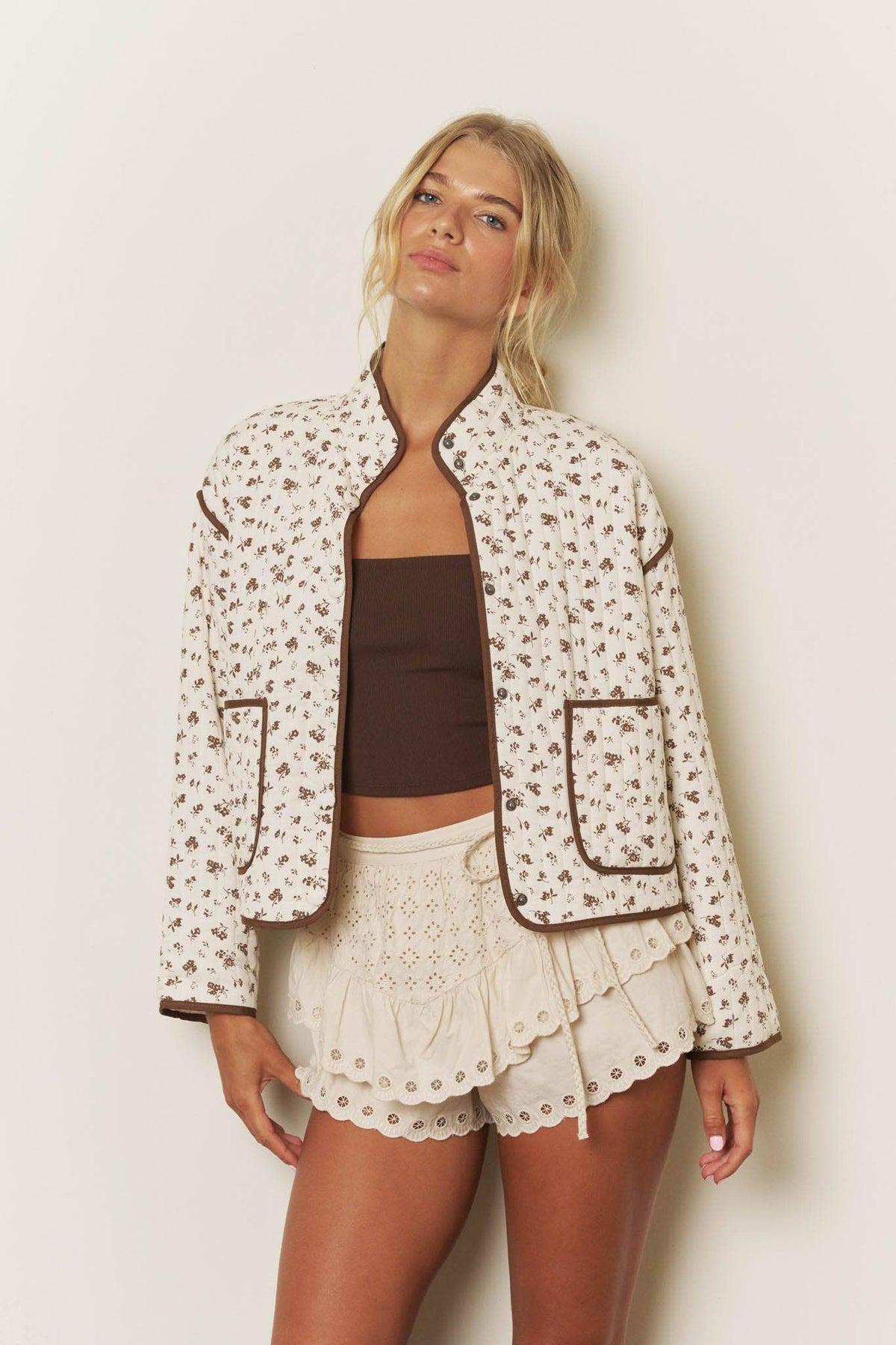 FLORAL PRINT SNAP BUTTON QUILTED JACKET: CREAM