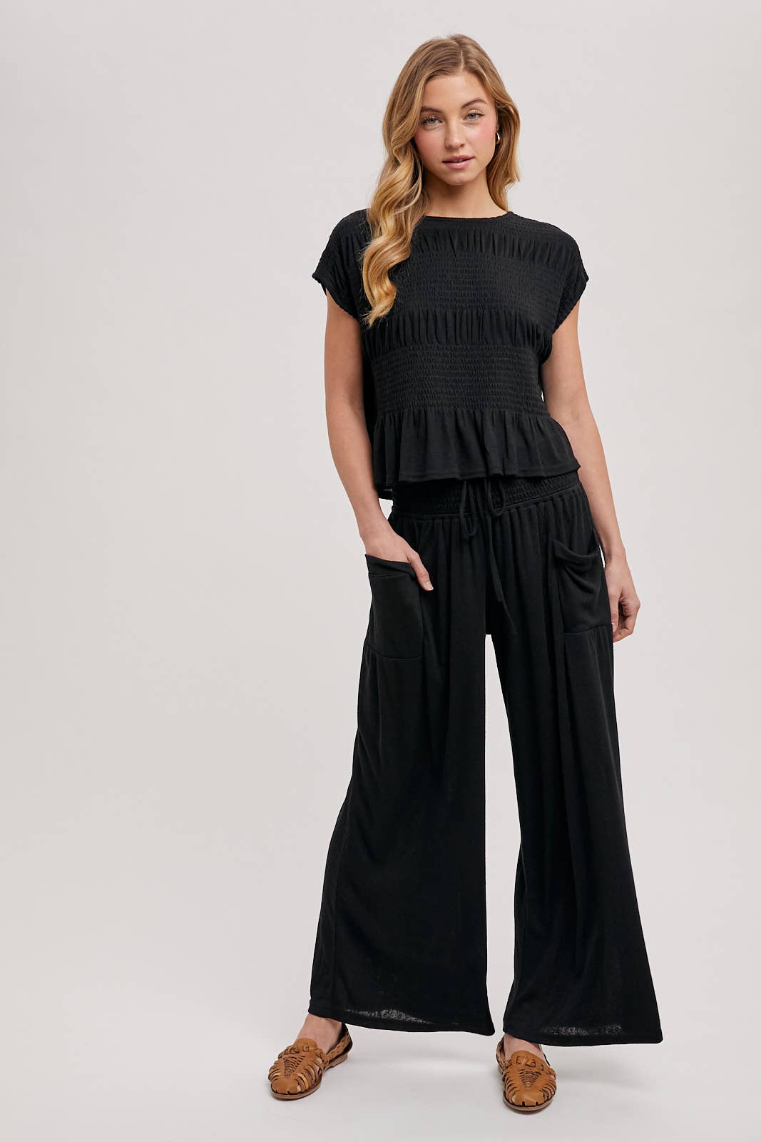 RELAXED KNIT SMOCKED TOP AND WIDE PANTS SET: Beige / S