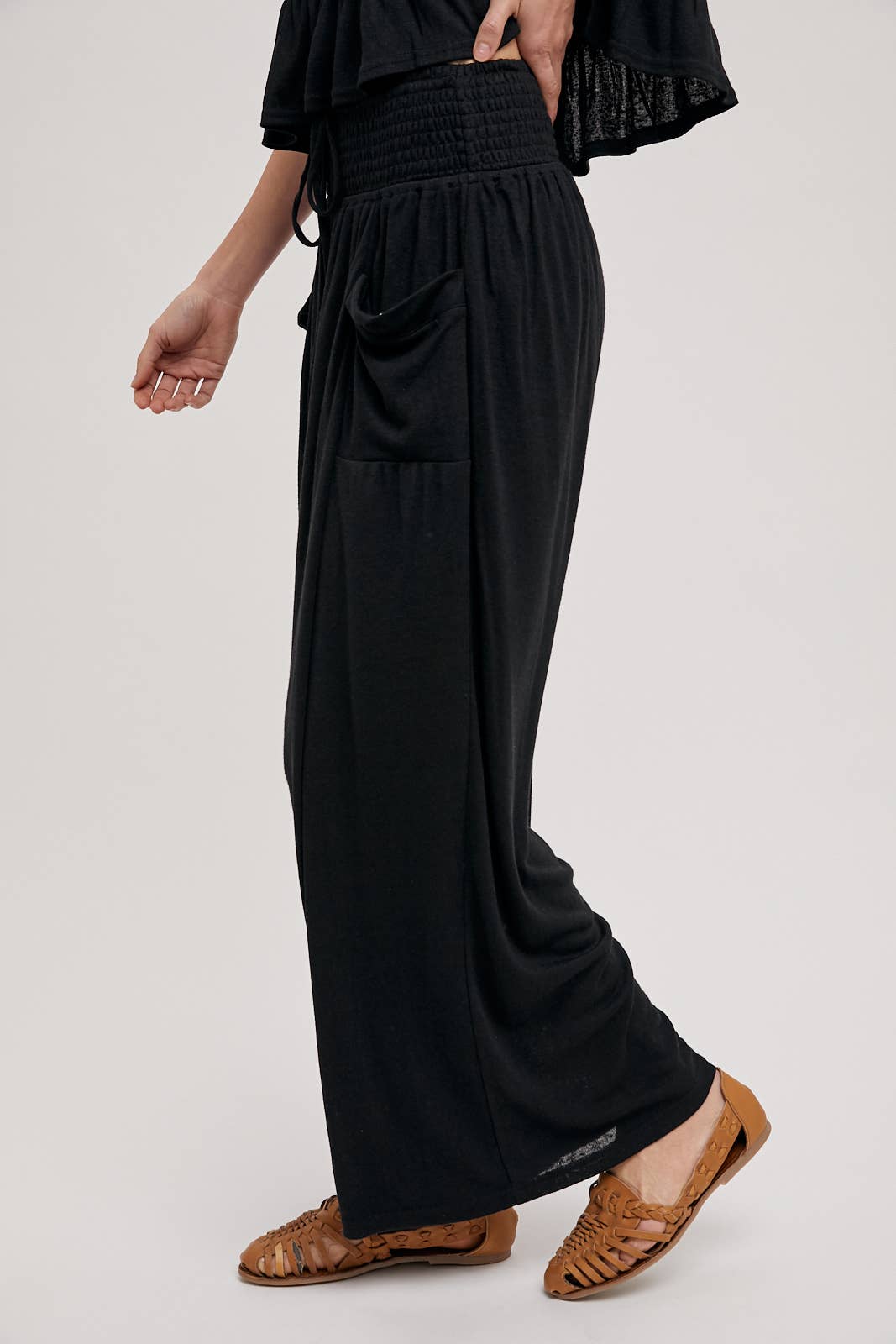 RELAXED KNIT SMOCKED TOP AND WIDE PANTS SET: Beige / S