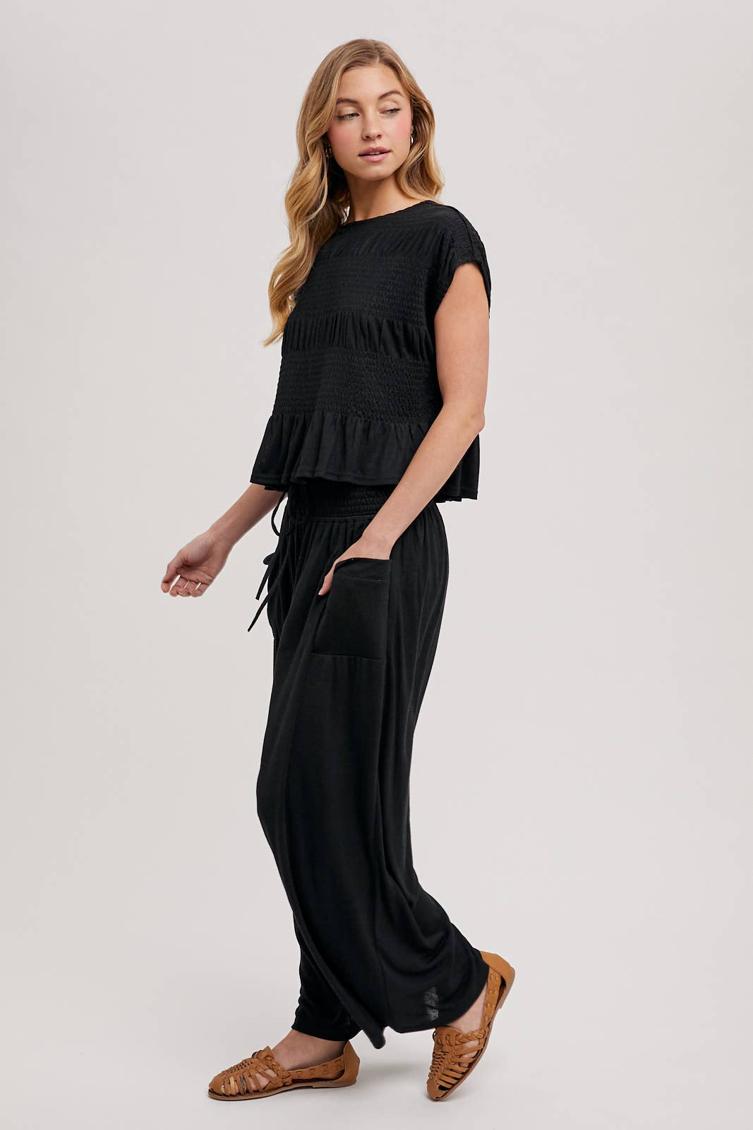 RELAXED KNIT SMOCKED TOP AND WIDE PANTS SET: Beige / S