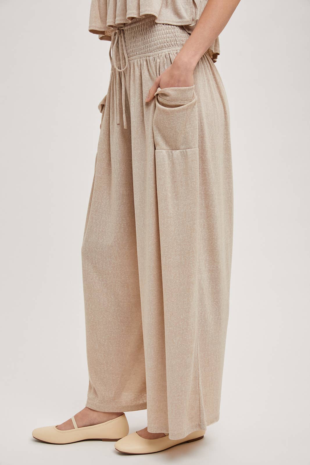 RELAXED KNIT SMOCKED TOP AND WIDE PANTS SET: Beige / S