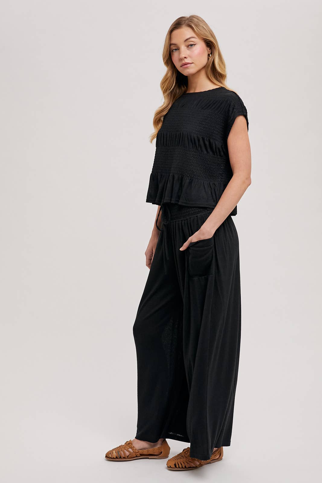 RELAXED KNIT SMOCKED TOP AND WIDE PANTS SET: Beige / S