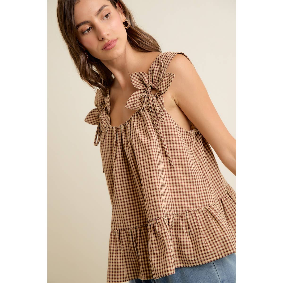 GINGHAM FLORAL APPLIQUE TIERD SLEEVELESS BLOUSE TOP: BROWN / M