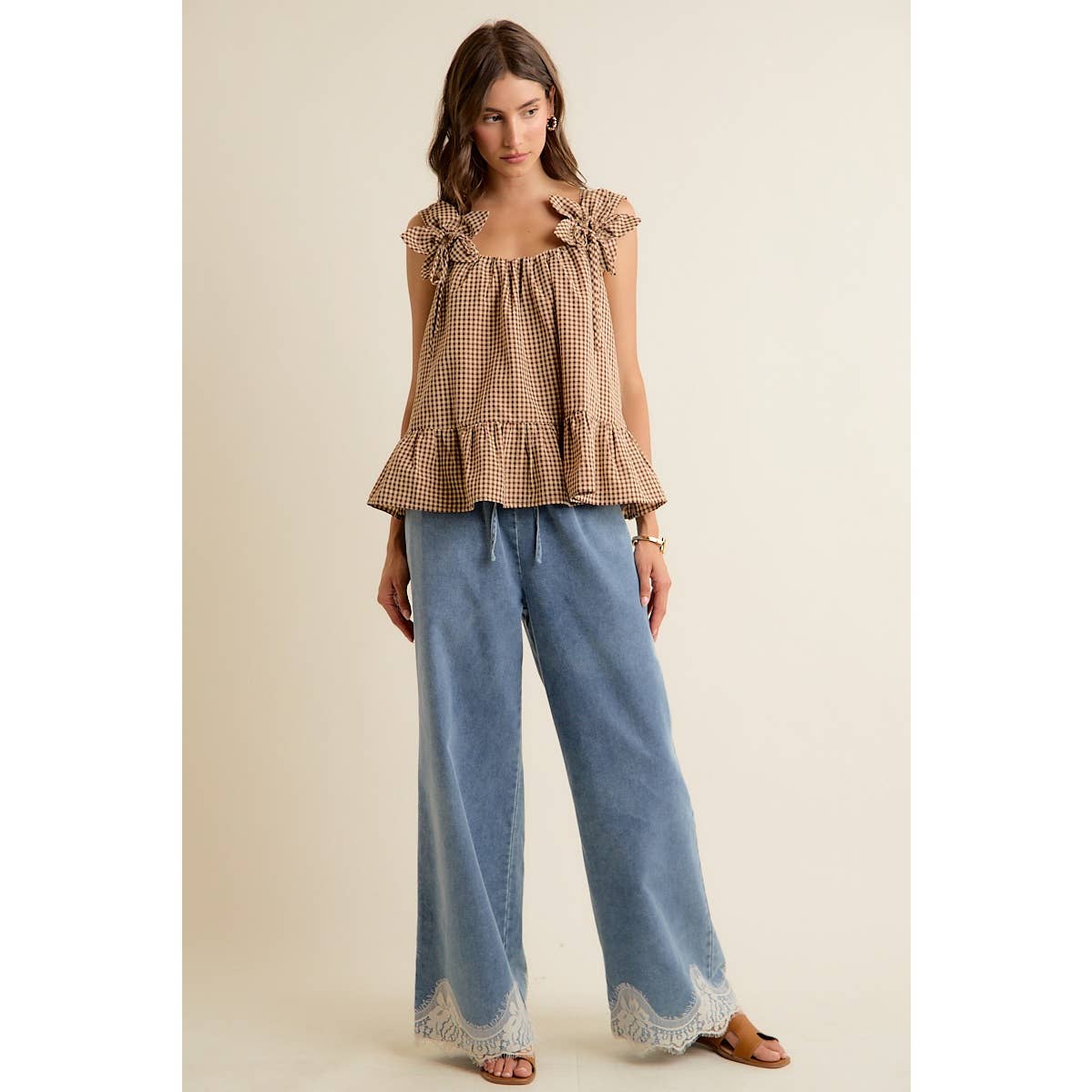 GINGHAM FLORAL APPLIQUE TIERD SLEEVELESS BLOUSE TOP: BROWN / M