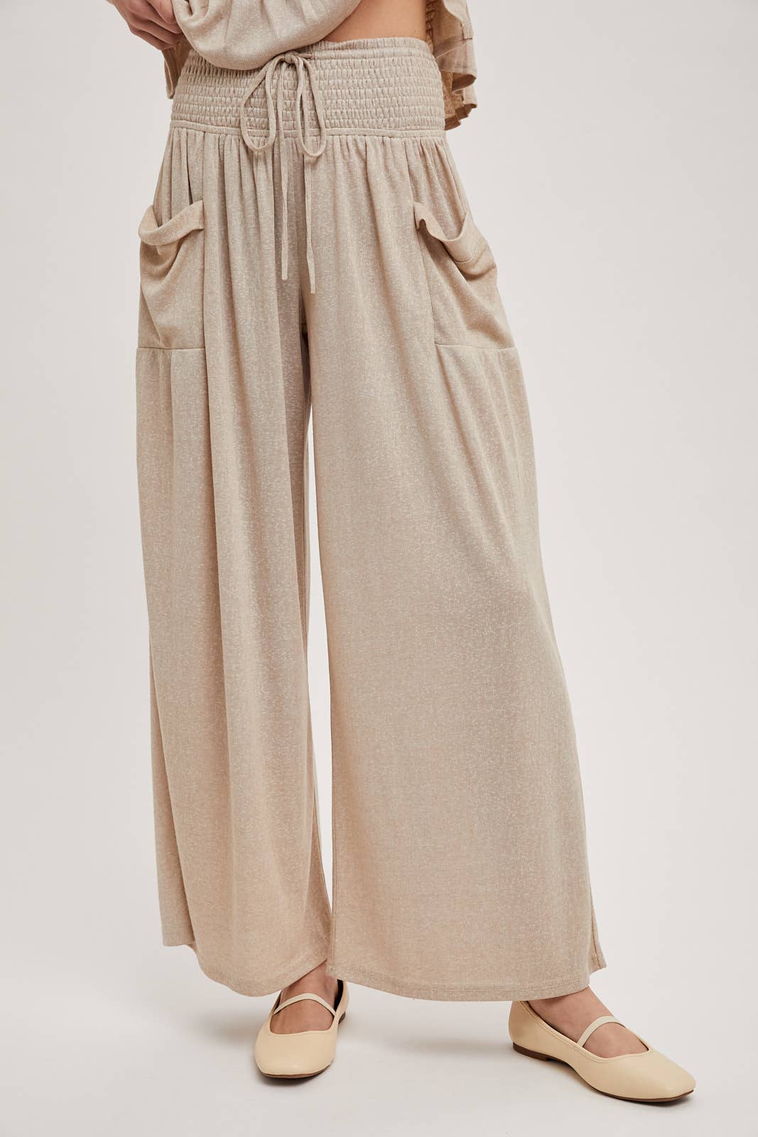 RELAXED KNIT SMOCKED TOP AND WIDE PANTS SET: Beige / S