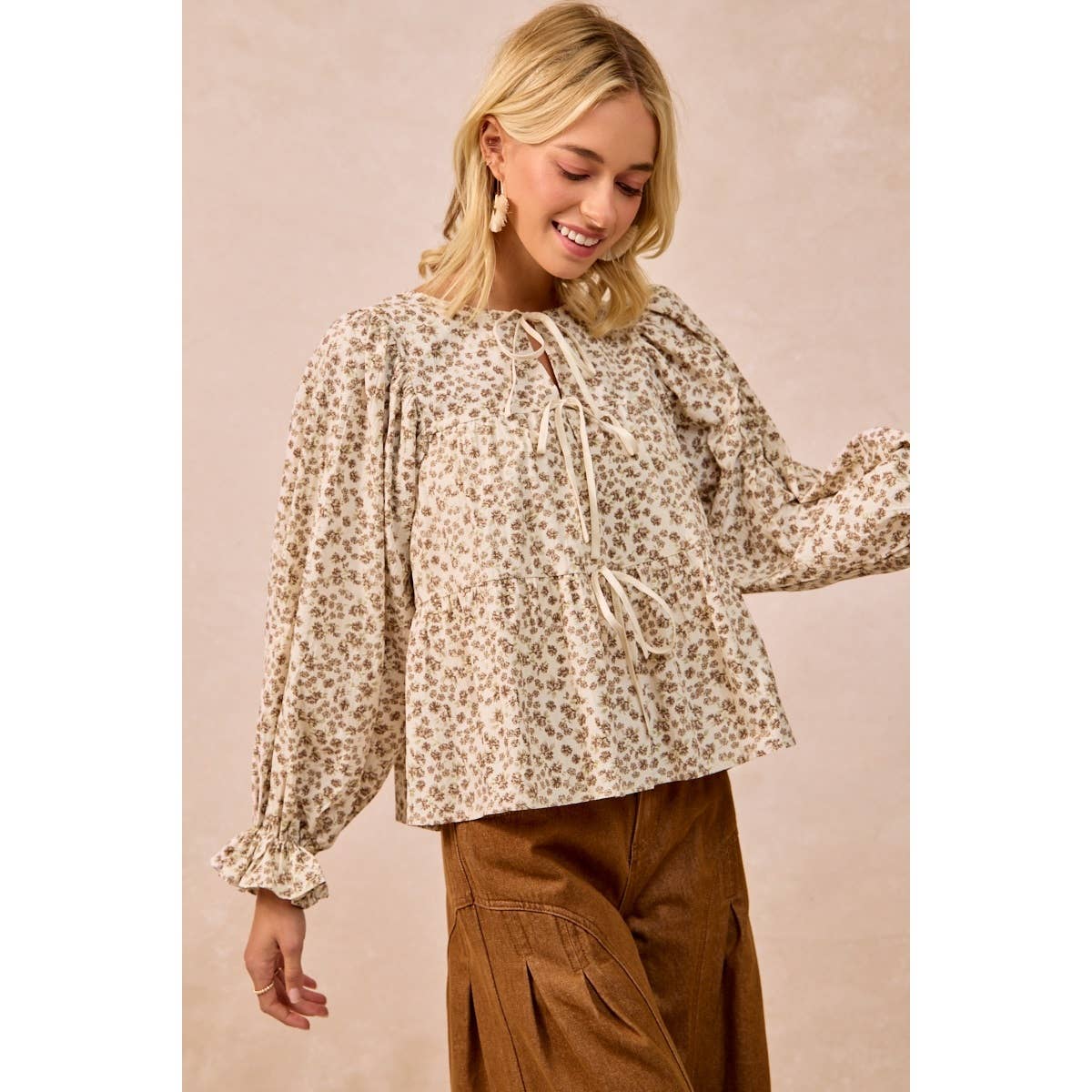 FLORAL PRINTED PEPLUM TOP WITH SHIRRING AND TIED: OATMEAL / S