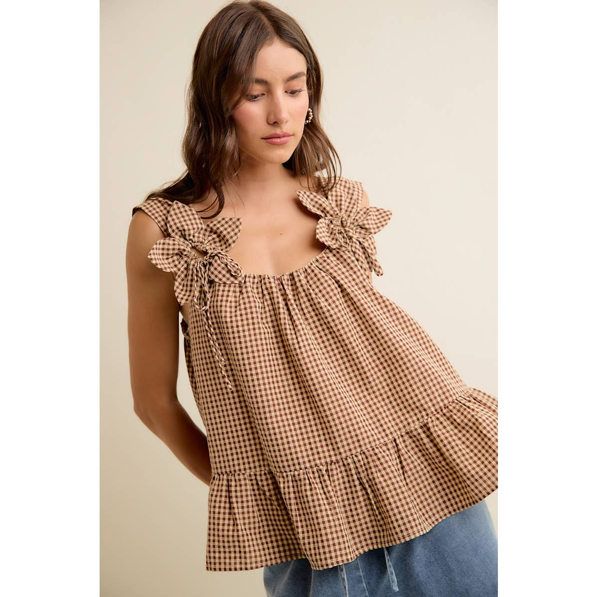 GINGHAM FLORAL APPLIQUE TIERD SLEEVELESS BLOUSE TOP: BROWN / M