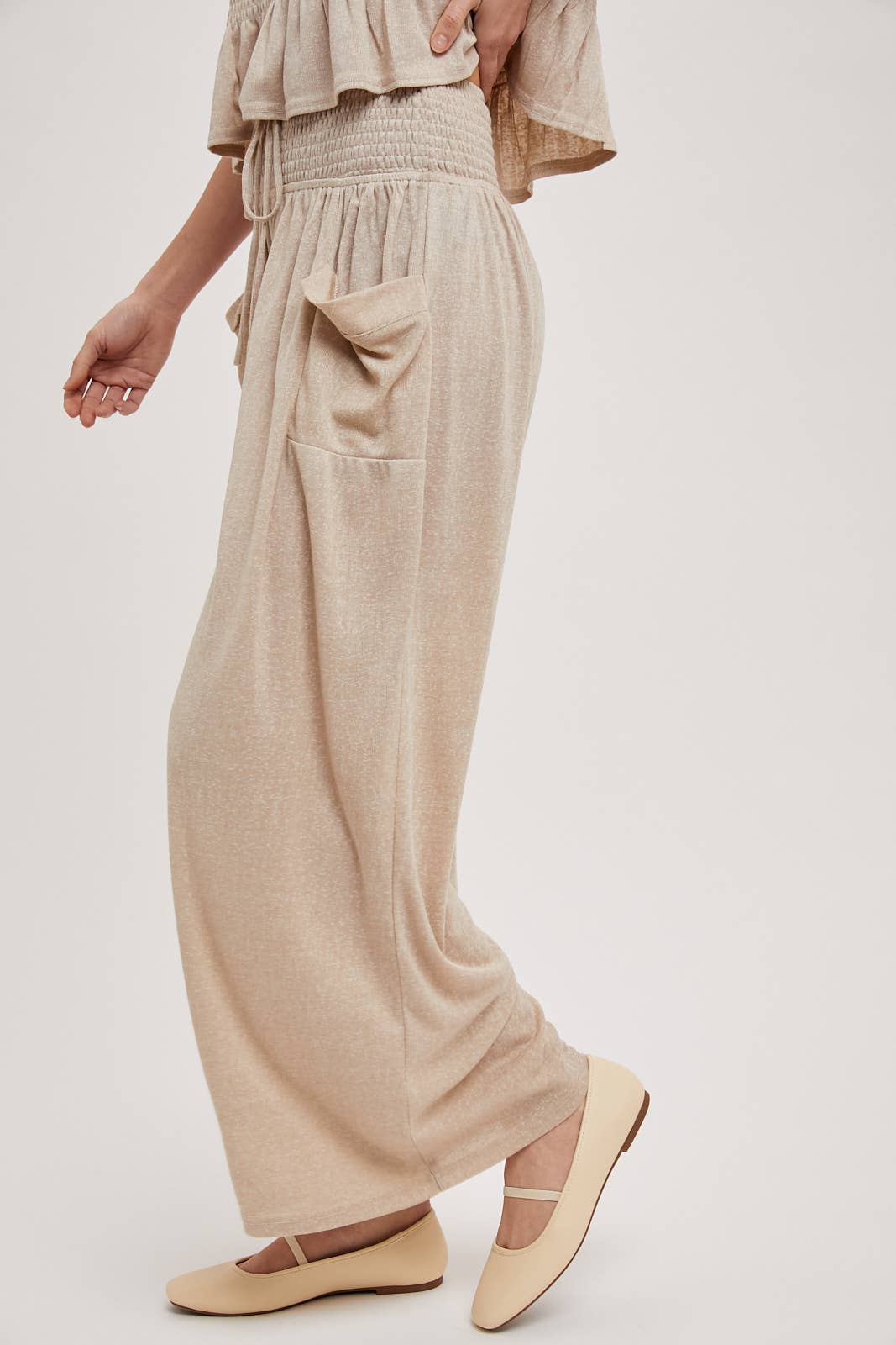 RELAXED KNIT SMOCKED TOP AND WIDE PANTS SET: Beige / S