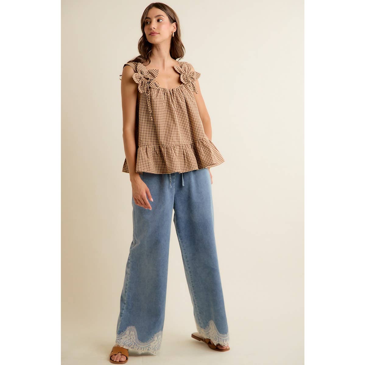 GINGHAM FLORAL APPLIQUE TIERD SLEEVELESS BLOUSE TOP: BROWN / M
