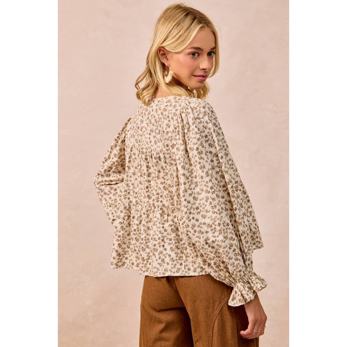 FLORAL PRINTED PEPLUM TOP WITH SHIRRING AND TIED: OATMEAL / S