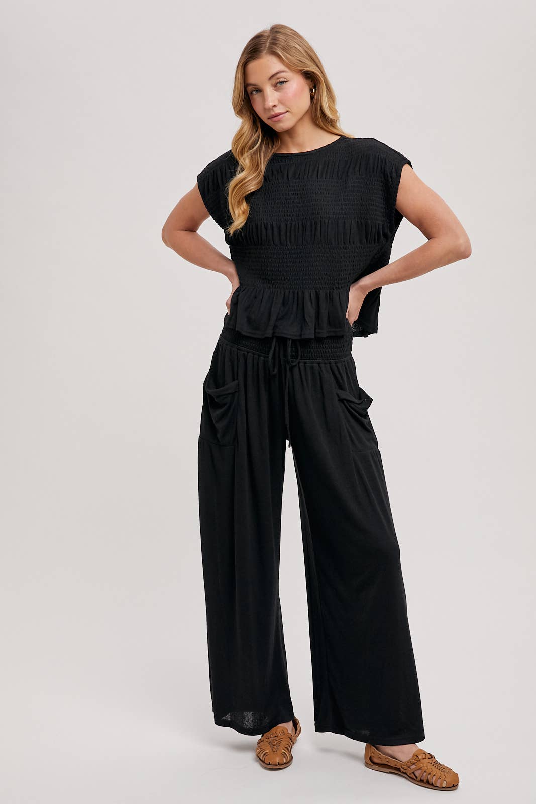RELAXED KNIT SMOCKED TOP AND WIDE PANTS SET: Beige / S