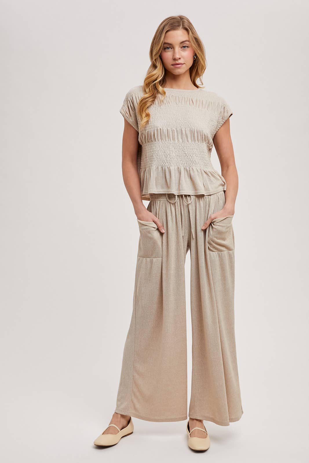 RELAXED KNIT SMOCKED TOP AND WIDE PANTS SET: Beige / S