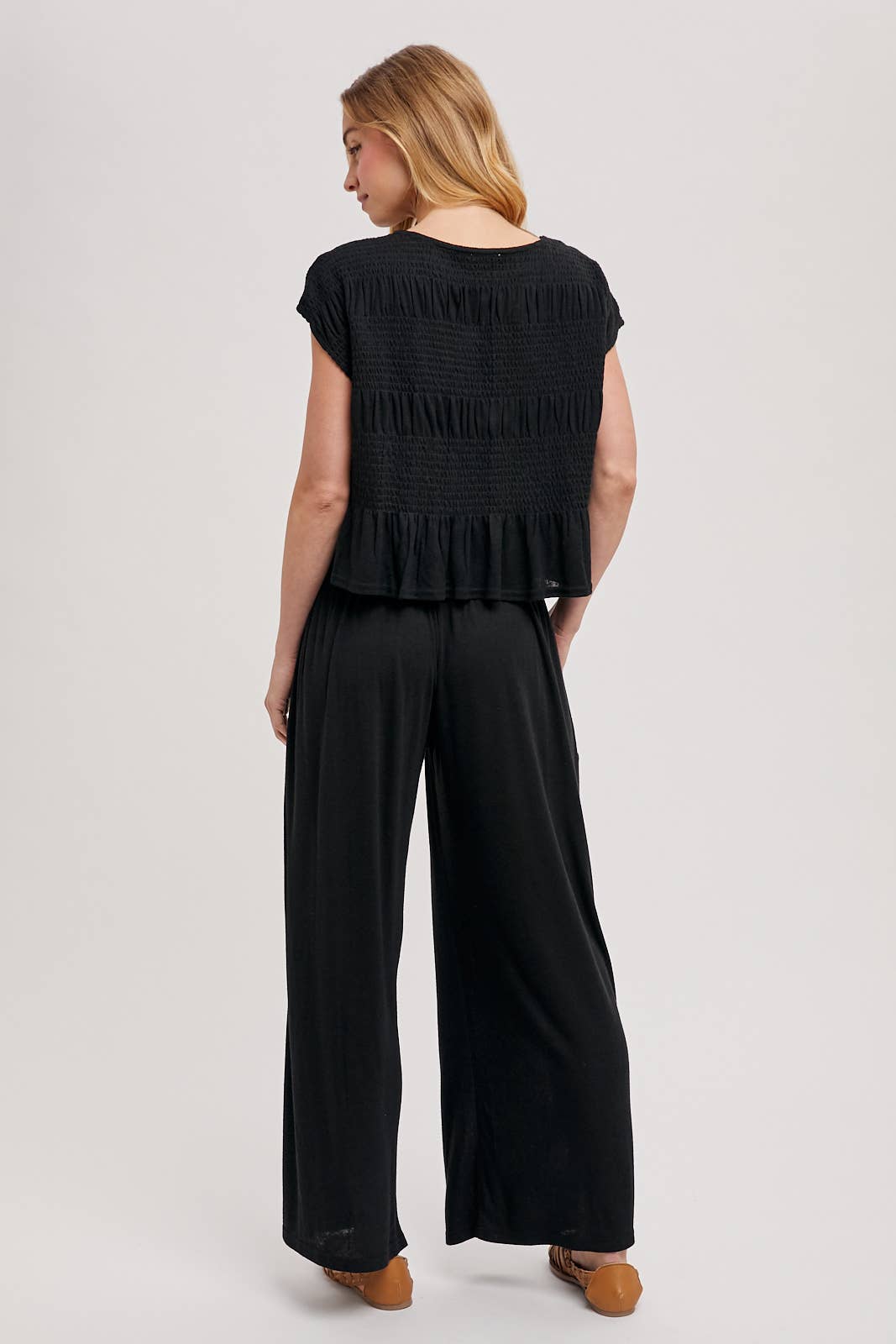 RELAXED KNIT SMOCKED TOP AND WIDE PANTS SET: Beige / S
