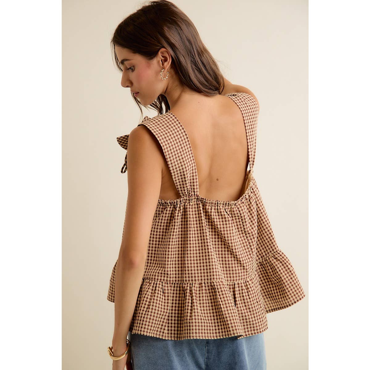 GINGHAM FLORAL APPLIQUE TIERD SLEEVELESS BLOUSE TOP: BROWN / M