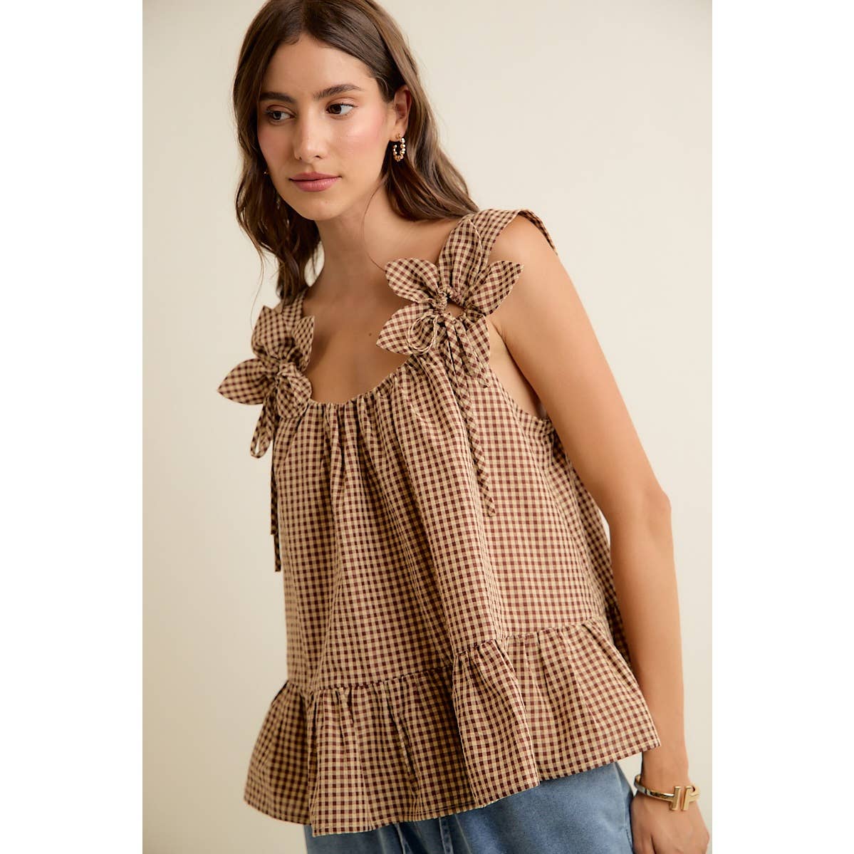 GINGHAM FLORAL APPLIQUE TIERD SLEEVELESS BLOUSE TOP: BROWN / M