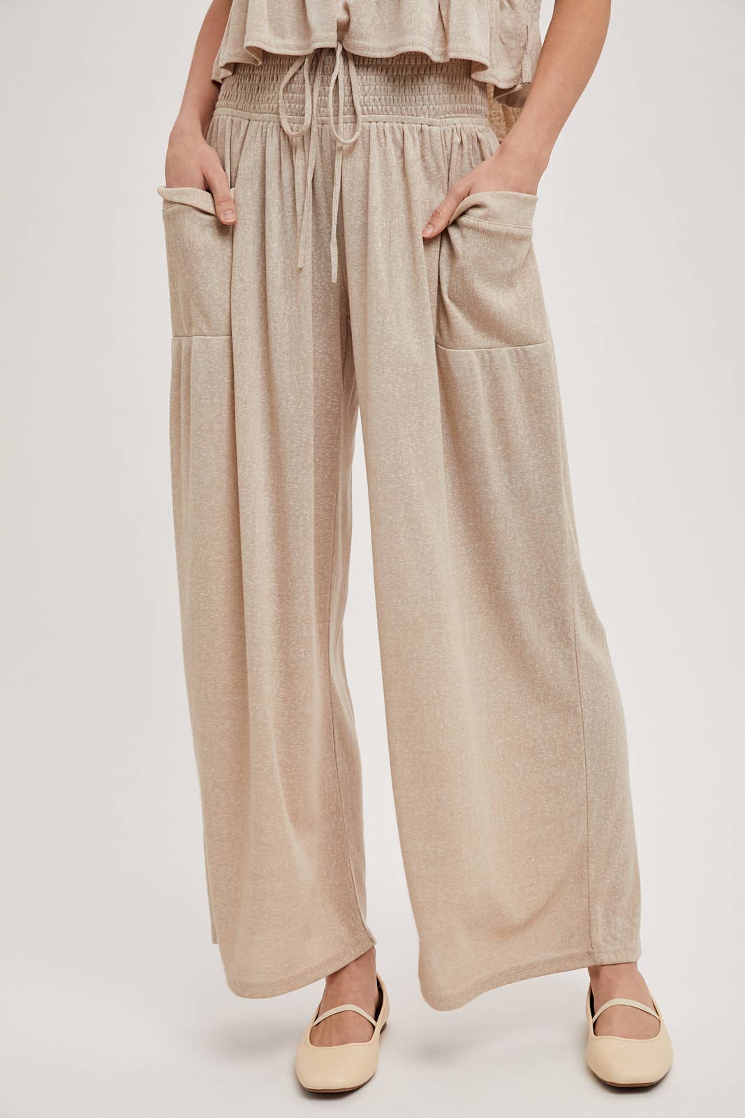 RELAXED KNIT SMOCKED TOP AND WIDE PANTS SET: Beige / S