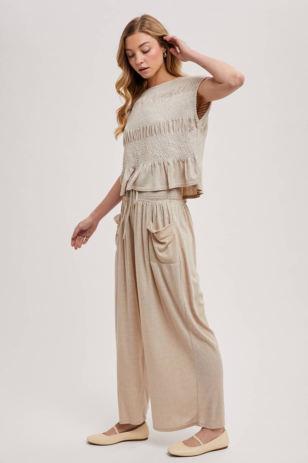 RELAXED KNIT SMOCKED TOP AND WIDE PANTS SET: Beige / S