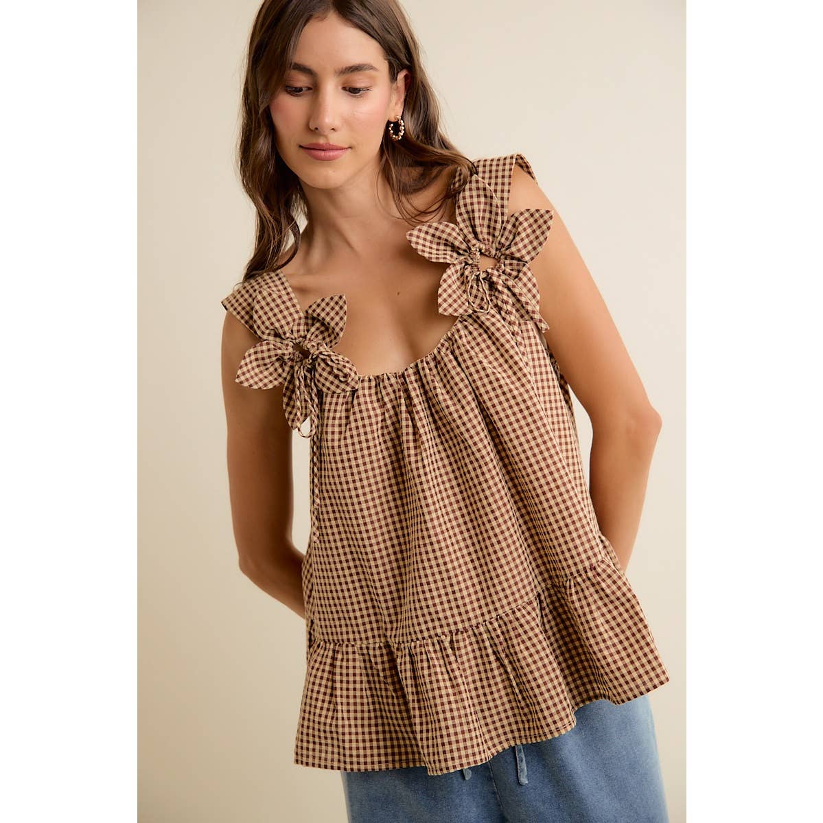 GINGHAM FLORAL APPLIQUE TIERD SLEEVELESS BLOUSE TOP: BROWN / M