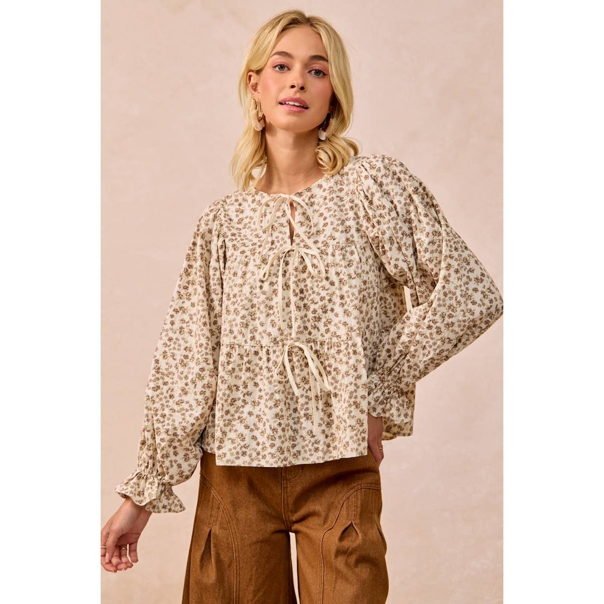 FLORAL PRINTED PEPLUM TOP WITH SHIRRING AND TIED: OATMEAL / S