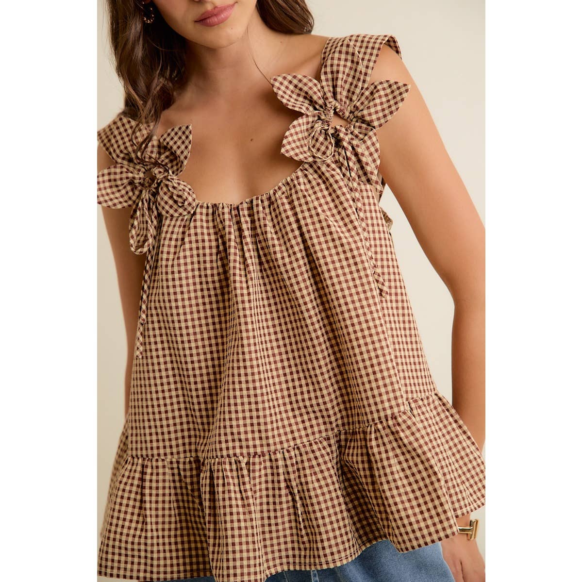 GINGHAM FLORAL APPLIQUE TIERD SLEEVELESS BLOUSE TOP: BROWN / M