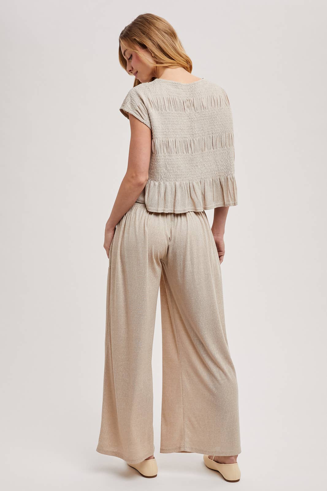 RELAXED KNIT SMOCKED TOP AND WIDE PANTS SET: Beige / S