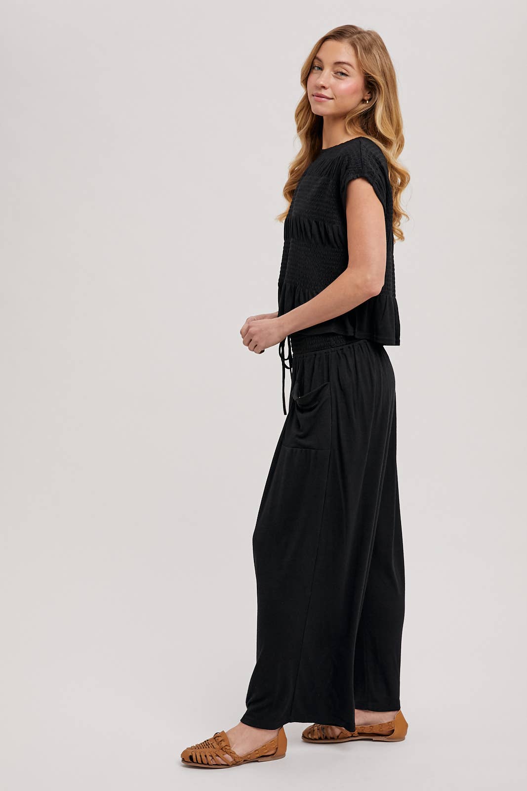 RELAXED KNIT SMOCKED TOP AND WIDE PANTS SET: Beige / S