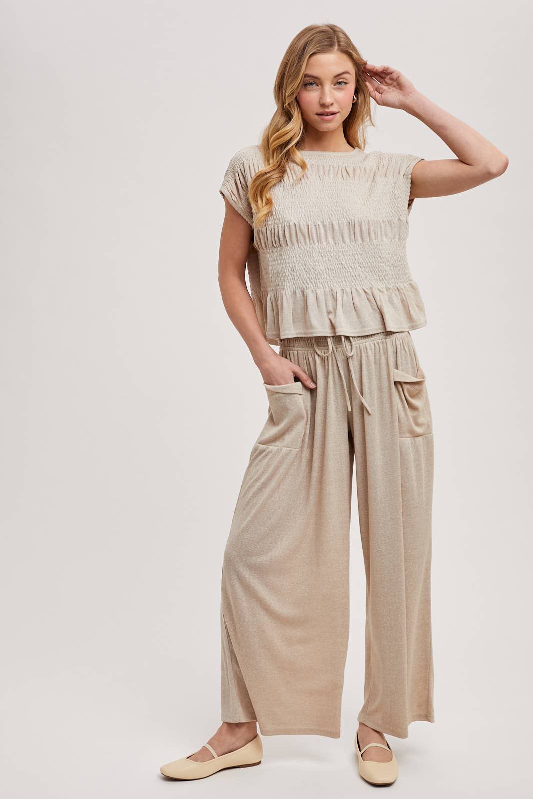 RELAXED KNIT SMOCKED TOP AND WIDE PANTS SET: Beige / S