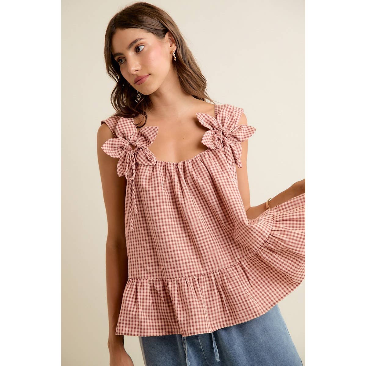GINGHAM FLORAL APPLIQUE TIERD SLEEVELESS BLOUSE TOP: BROWN / M