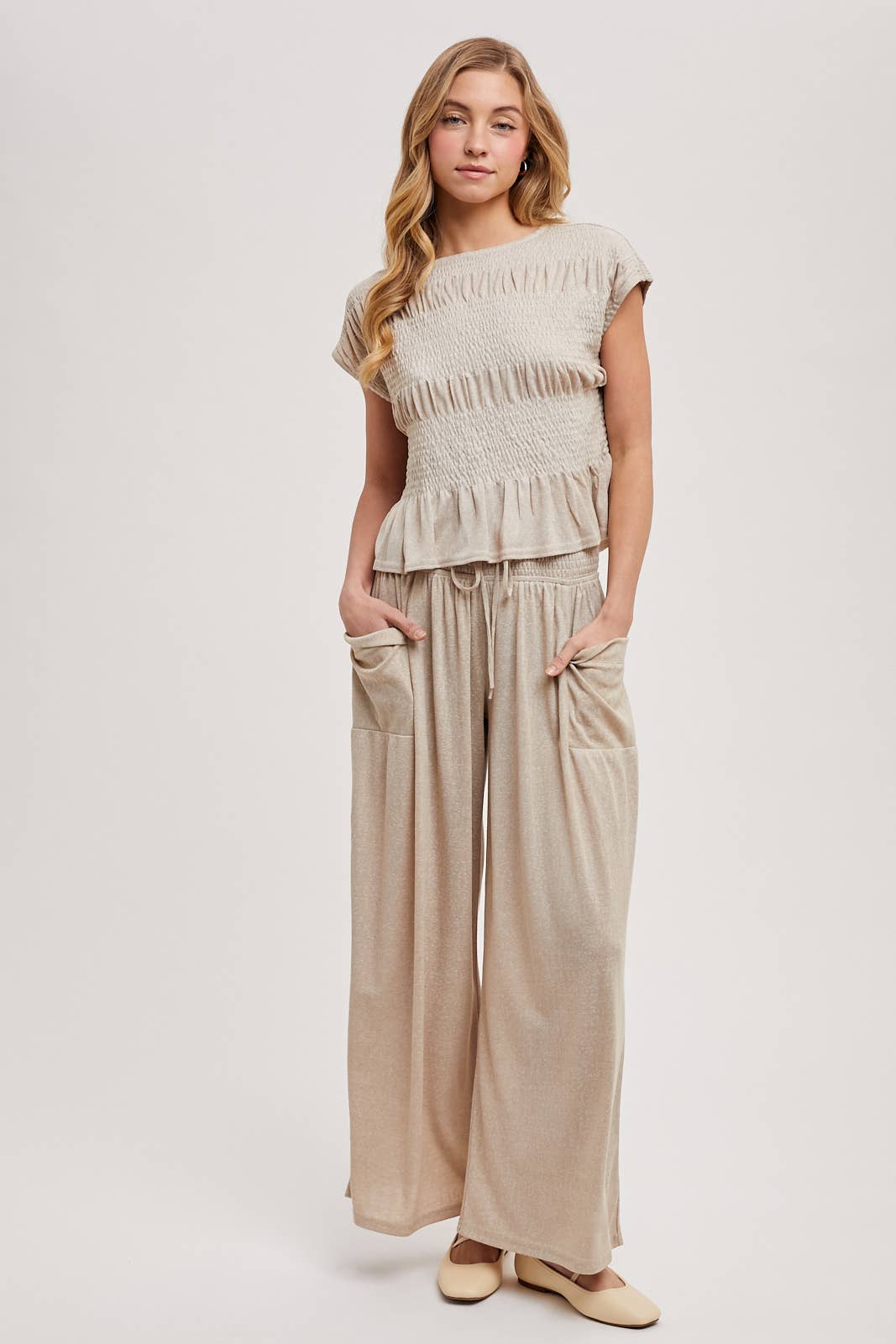 RELAXED KNIT SMOCKED TOP AND WIDE PANTS SET: Beige / S