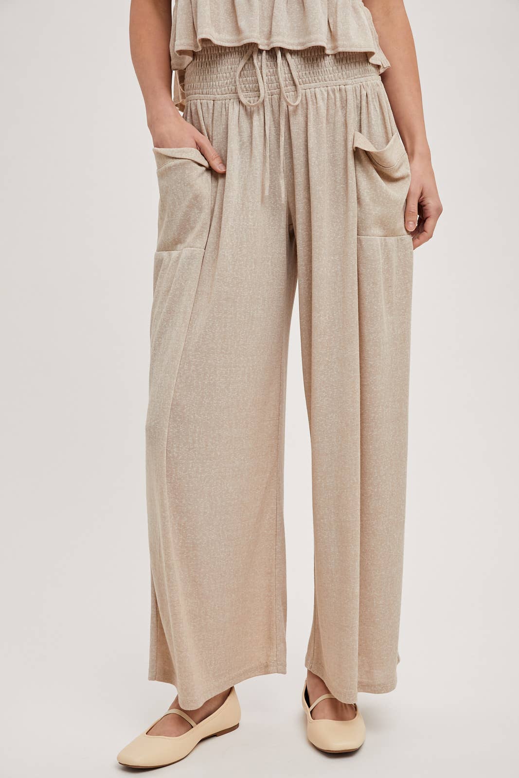RELAXED KNIT SMOCKED TOP AND WIDE PANTS SET: Beige / S